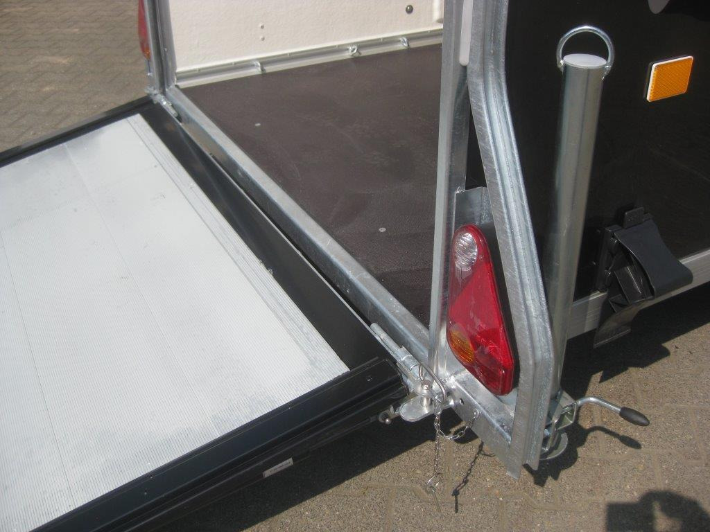 بصندوق مغلق مقطورة Debon Cargo 1300 300x152x168cm black aerodynamik Pullman II 100km/H 1300kg Modell 2024: صور 9