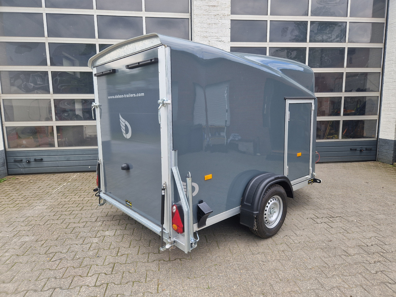 Debon Cargo 1300 300x152x168cm irongrey Seitentür 1300kg Pullman 100km/H - بصندوق مغلق مقطورة: صور 3 Debon Cargo 1300 300x152x168cm irongrey Seitentür 1300kg Pullman 100km/H - بصندوق مغلق مقطورة: صور 3