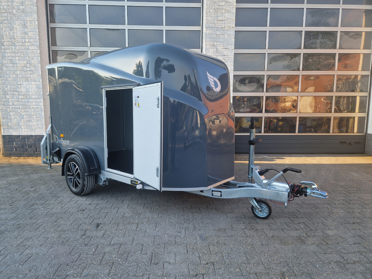 Debon Cargo 1300 300x152x168cm irongrey Seitentür Alufelgen 1300kg Pullman 100kmh Modell 2024 - بصندوق مغلق مقطورة: صور 2 Debon Cargo 1300 300x152x168cm irongrey Seitentür Alufelgen 1300kg Pullman 100kmh Modell 2024 - بصندوق مغلق مقطورة: صور 2