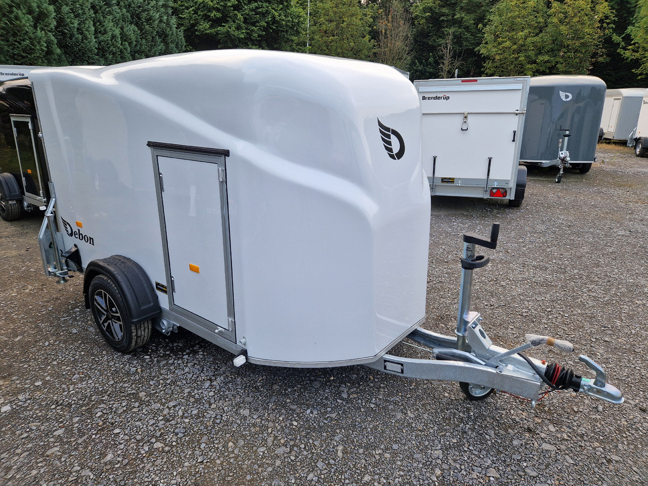 Debon Cargo 1300 300x152x168cm white Alufelgen Seitentür Pullman 100km/H 1300kg Modell 2024 - بصندوق مغلق مقطورة: صور 3 Debon Cargo 1300 300x152x168cm white Alufelgen Seitentür Pullman 100km/H 1300kg Modell 2024 - بصندوق مغلق مقطورة: صور 3