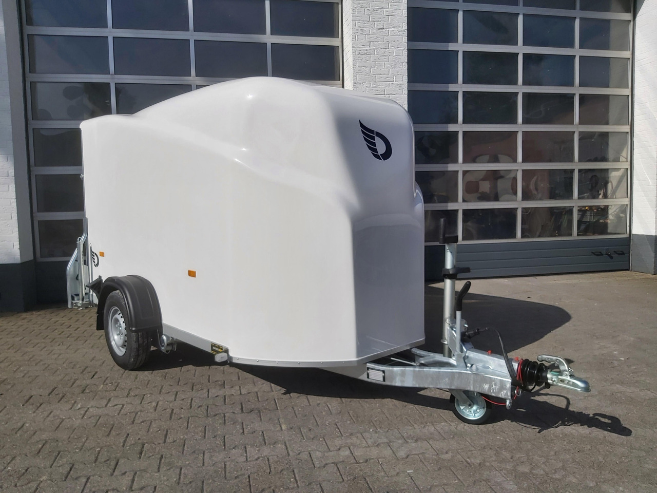 Debon Cargo 1300 300x152x168cm white Pullman II 1300kg 100km/H Modell 2024 - بصندوق مغلق مقطورة: صور 2 Debon Cargo 1300 300x152x168cm white Pullman II 1300kg 100km/H Modell 2024 - بصندوق مغلق مقطورة: صور 2