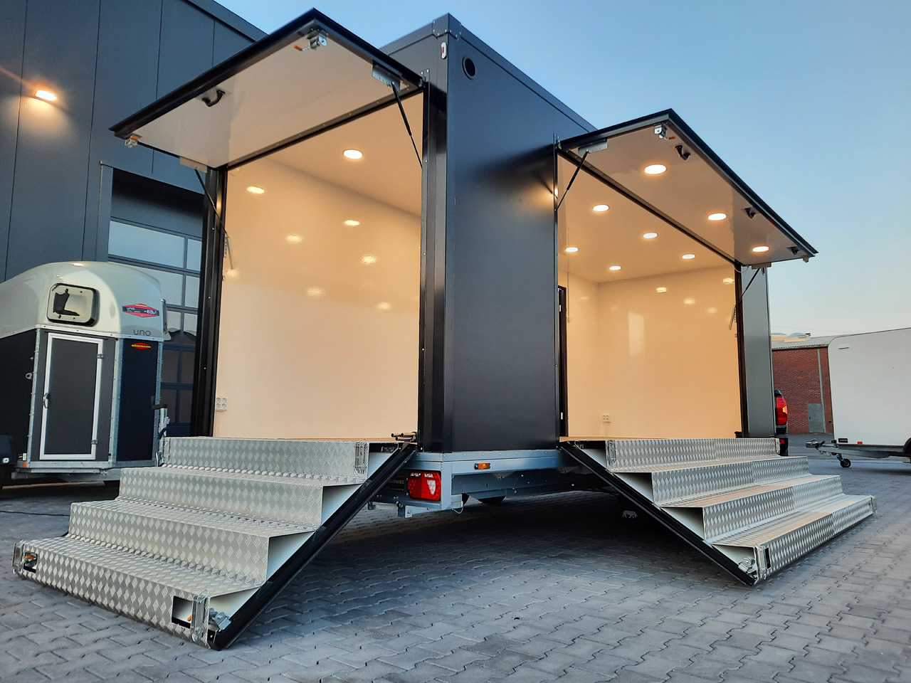 Event Trailer Bühne Schowroom 610x220x220cm black Tür 2 fach Treppenzugang 13" 2700kg - عربة الطعام: صور 1 Event Trailer Bühne Schowroom 610x220x220cm black Tür 2 fach Treppenzugang 13" 2700kg - عربة الطعام: صور 1