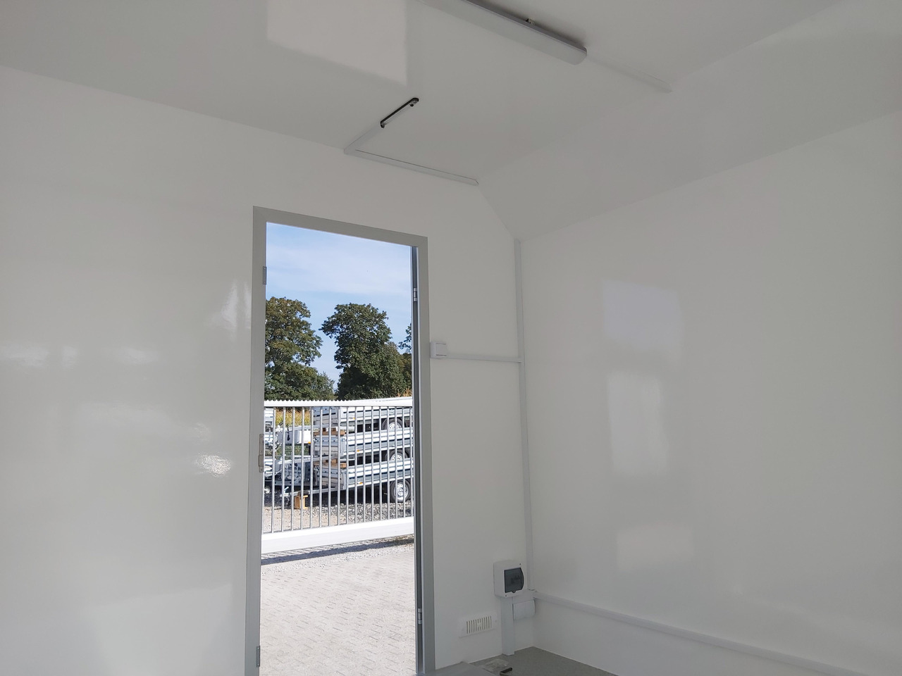 Event Trailer Koffer TWSP M 420T.01 420x220x217cm Seitenklappe Tür 230Volt 100 km/H 2700kg - عربة الطعام: صور 5 Event Trailer Koffer TWSP M 420T.01 420x220x217cm Seitenklappe Tür 230Volt 100 km/H 2700kg - عربة الطعام: صور 5