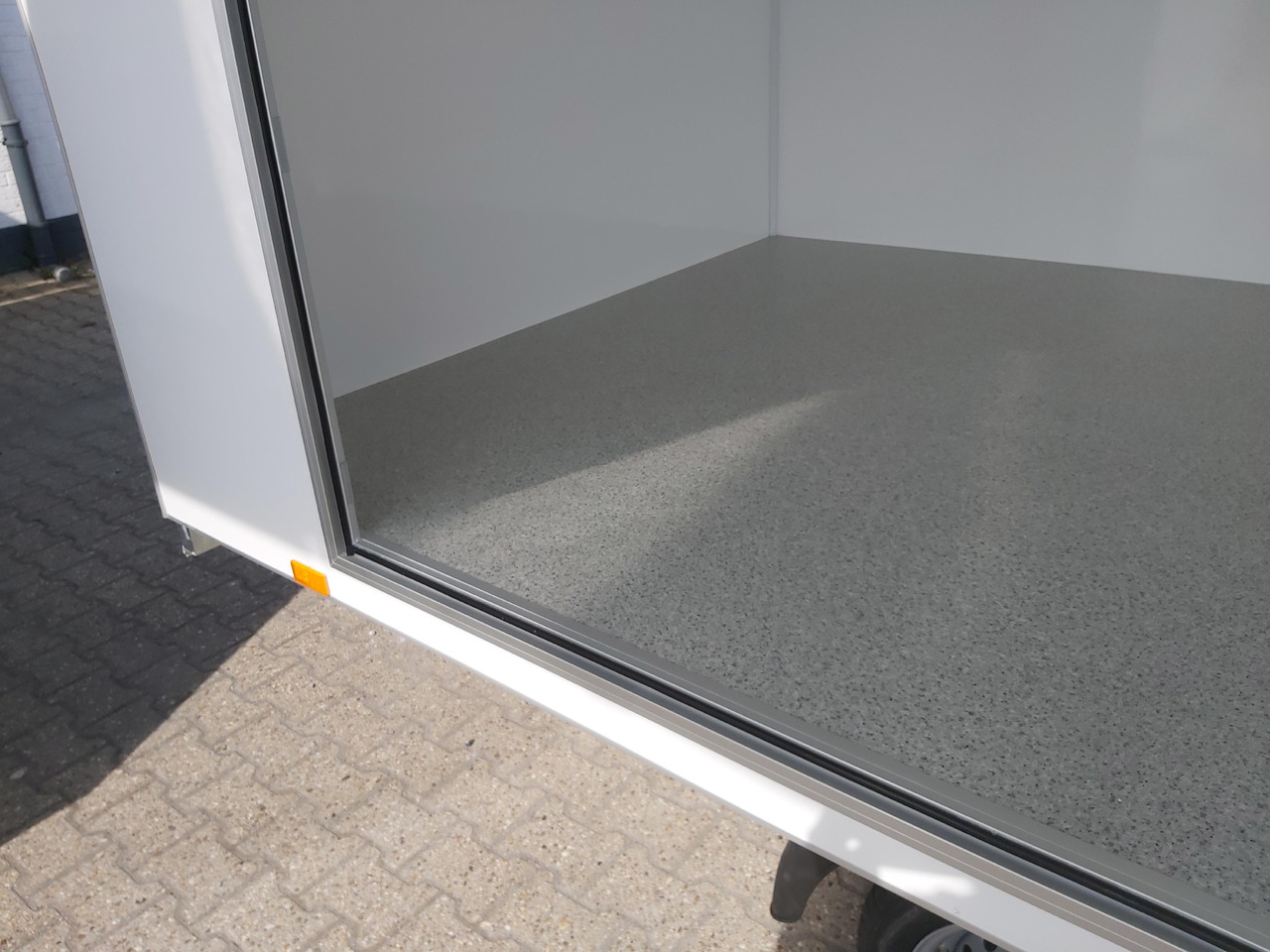 Event Trailer Koffer TWSP M 420T.01 420x220x217cm Seitenklappe Tür 230Volt 100 km/H 2700kg - عربة الطعام: صور 4 Event Trailer Koffer TWSP M 420T.01 420x220x217cm Seitenklappe Tür 230Volt 100 km/H 2700kg - عربة الطعام: صور 4