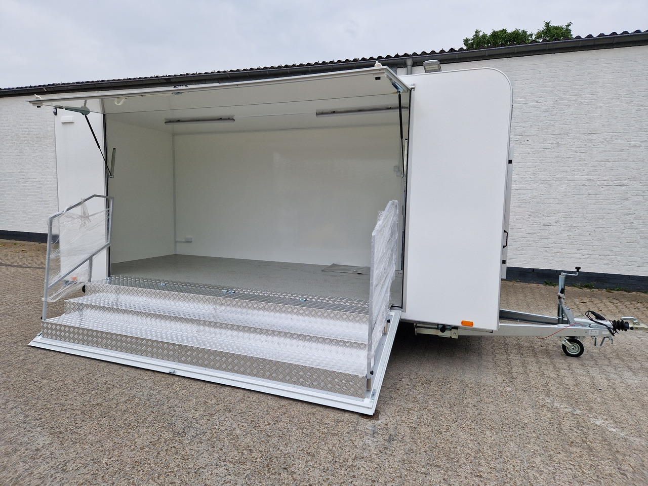 Event Trailer Koffer TWSP M 550T.01 550x220x217cm Seitenklappe Treppe Tür 230VLicht IL 100kmH 2700kg - عربة الطعام: صور 1 Event Trailer Koffer TWSP M 550T.01 550x220x217cm Seitenklappe Treppe Tür 230VLicht IL 100kmH 2700kg - عربة الطعام: صور 1