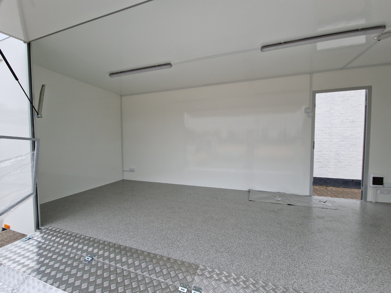 Event Trailer Koffer TWSP M 550T.01 550x220x217cm Seitenklappe Treppe Tür 230VLicht IL 100kmH 2700kg - عربة الطعام: صور 5 Event Trailer Koffer TWSP M 550T.01 550x220x217cm Seitenklappe Treppe Tür 230VLicht IL 100kmH 2700kg - عربة الطعام: صور 5