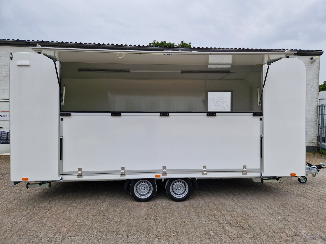 Event Trailer Koffer TWSP M 550T.01 550x220x217cm Seitenklappe Treppe Tür 230VLicht IL 100kmH 2700kg - عربة الطعام: صور 3 Event Trailer Koffer TWSP M 550T.01 550x220x217cm Seitenklappe Treppe Tür 230VLicht IL 100kmH 2700kg - عربة الطعام: صور 3