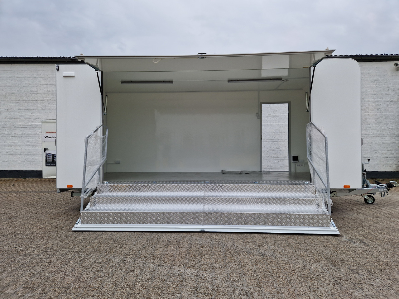 Event Trailer Koffer TWSP M 550T.01 550x220x217cm Seitenklappe Treppe Tür 230VLicht IL 100kmH 2700kg - عربة الطعام: صور 2 Event Trailer Koffer TWSP M 550T.01 550x220x217cm Seitenklappe Treppe Tür 230VLicht IL 100kmH 2700kg - عربة الطعام: صور 2