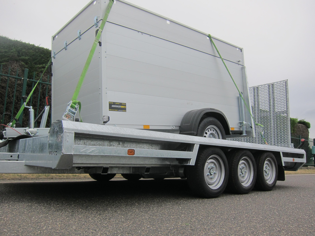 HULCO TERRAX Aluboden 394x180x27cm Heckrampe 150cm Tridem (XL) 3500kg - مقطورة لنقل المعدات: صور 5 HULCO TERRAX Aluboden 394x180x27cm Heckrampe 150cm Tridem (XL) 3500kg - مقطورة لنقل المعدات: صور 5