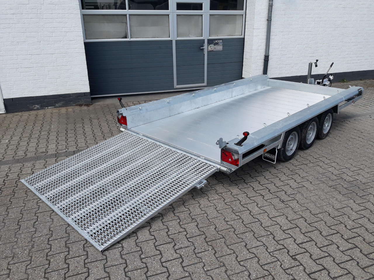 HULCO TERRAX Aluboden 394x180x27cm Heckrampe 150cm Tridem (XL) 3500kg - مقطورة لنقل المعدات: صور 1 HULCO TERRAX Aluboden 394x180x27cm Heckrampe 150cm Tridem (XL) 3500kg - مقطورة لنقل المعدات: صور 1