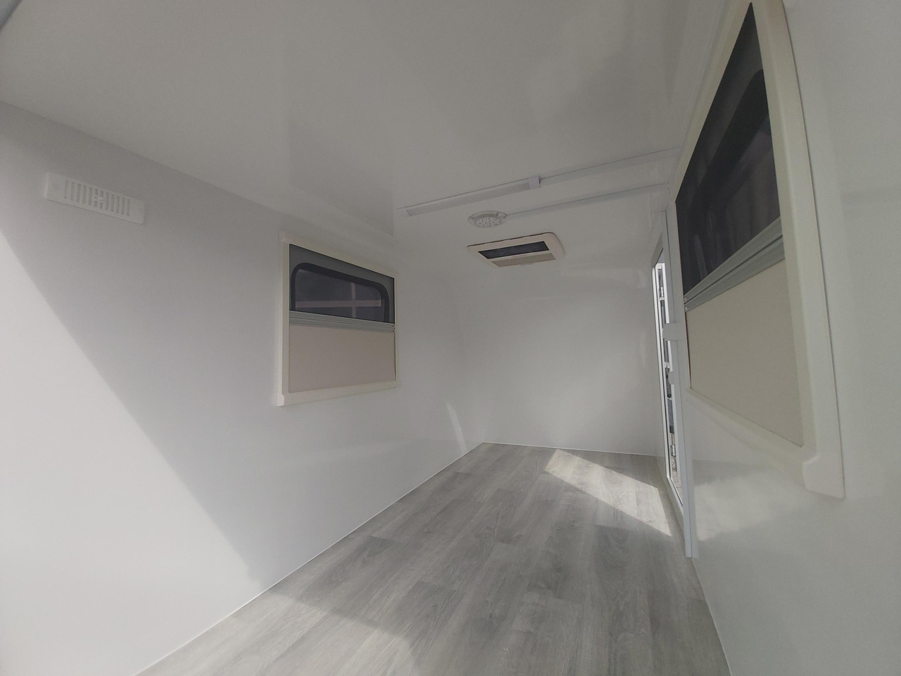 Kargo Camp TFS S Midi 320x150x150cm aero Seitentür Fenster Strom 230V (S) 750kg gebremst Modell 22 - كرفان سحب: صور 3 Kargo Camp TFS S Midi 320x150x150cm aero Seitentür Fenster Strom 230V (S) 750kg gebremst Modell 22 - كرفان سحب: صور 3