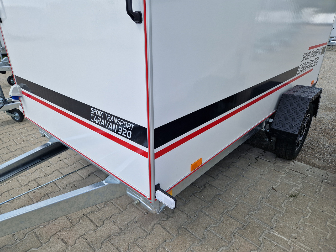 Koffer Camp TFS ST 320.01 320x150x180cm Premium Rampe Seitentür Fenster Bett 1300kg 100km/H - كرفان سحب: صور 3 Koffer Camp TFS ST 320.01 320x150x180cm Premium Rampe Seitentür Fenster Bett 1300kg 100km/H - كرفان سحب: صور 3