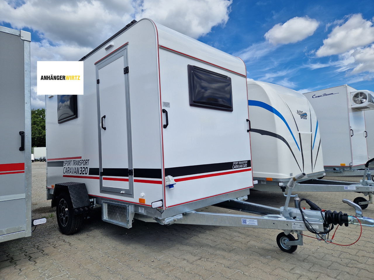 Koffer Camp TFS ST 320.01 320x150x180cm Premium Rampe Seitentür Fenster Bett 1300kg 100km/H - كرفان سحب: صور 1 Koffer Camp TFS ST 320.01 320x150x180cm Premium Rampe Seitentür Fenster Bett 1300kg 100km/H - كرفان سحب: صور 1