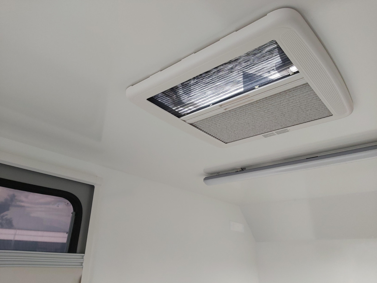 كرفان سحب Koffer Sport Camp TFS 360.00 360x180x190cm aero Seitentür 2 Fenster+ DL IL 230V 1300kg 100km/H: صور 9