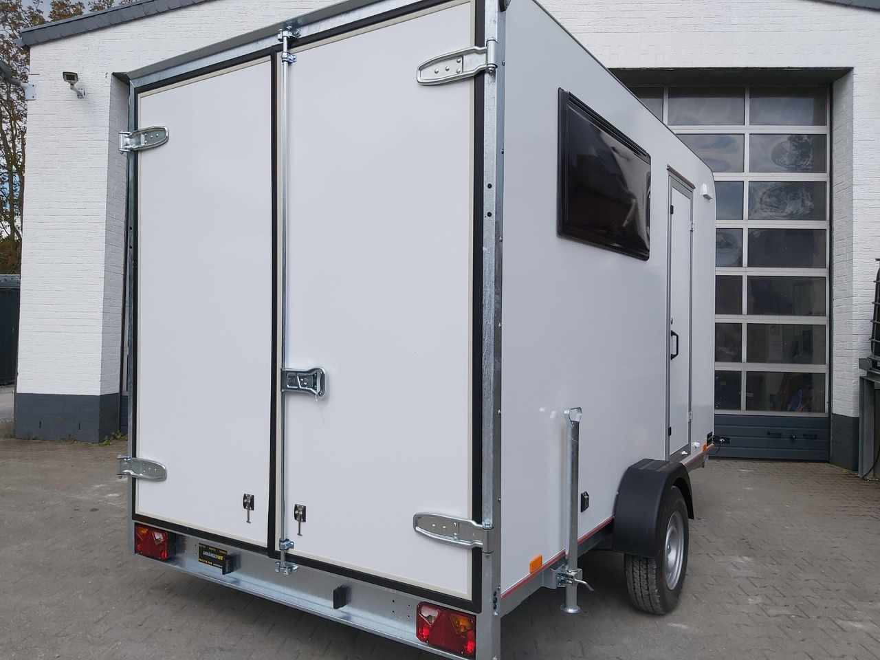 Koffer Sport Camp TFS 360.00 360x200x210cm aero Seitentür Fenster Bett (L) 1300kg 100km/H - كرفان سحب: صور 2 Koffer Sport Camp TFS 360.00 360x200x210cm aero Seitentür Fenster Bett (L) 1300kg 100km/H - كرفان سحب: صور 2