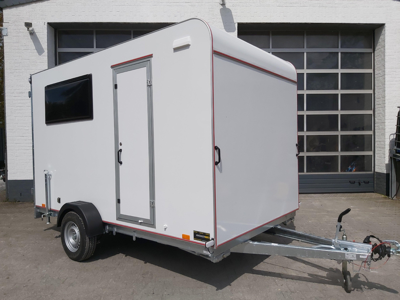 Koffer Sport Camp TFS 360.00 360x200x210cm aero Seitentür Fenster Bett (L) 1300kg 100km/H - كرفان سحب: صور 1 Koffer Sport Camp TFS 360.00 360x200x210cm aero Seitentür Fenster Bett (L) 1300kg 100km/H - كرفان سحب: صور 1