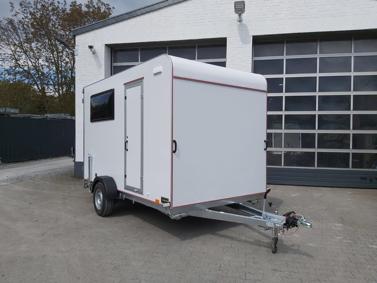 Koffer Sport Camp TFS 360.00 360x200x210cm aero Seitentür Fenster Bett (L) 1300kg 100km/H - كرفان سحب: صور 3 Koffer Sport Camp TFS 360.00 360x200x210cm aero Seitentür Fenster Bett (L) 1300kg 100km/H - كرفان سحب: صور 3