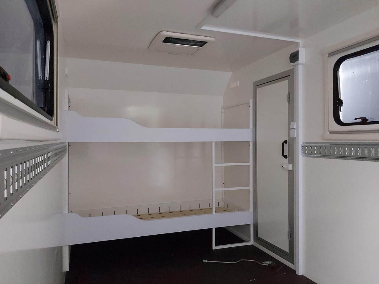 Koffer Sport Camp TFS 360.01 360x200x210cm aero Seitentür Heckrampe Fenster Bett (L) 100kmH 1300kg - كرفان سحب: صور 5 Koffer Sport Camp TFS 360.01 360x200x210cm aero Seitentür Heckrampe Fenster Bett (L) 100kmH 1300kg - كرفان سحب: صور 5