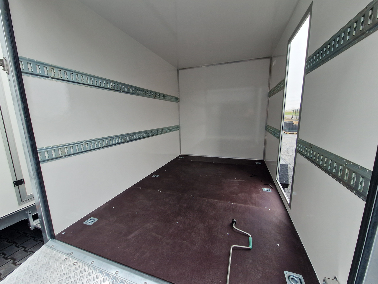 Koffer Sport Camp TFS 550.01 550x200x210cm Laderaum ST & Wohnabteil 2700kg - كرفان سحب: صور 5 Koffer Sport Camp TFS 550.01 550x200x210cm Laderaum ST & Wohnabteil 2700kg - كرفان سحب: صور 5