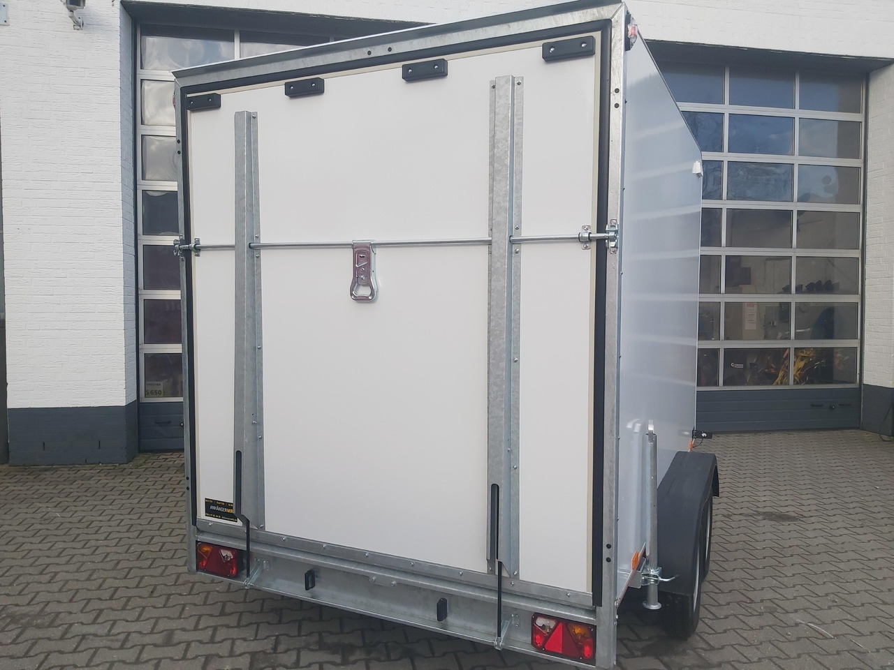 Koffer TFS 300T.01 2700 300x200x210cm aero Heckrampe Zurrsystem 100km/H 2700kg - بصندوق مغلق مقطورة: صور 5 Koffer TFS 300T.01 2700 300x200x210cm aero Heckrampe Zurrsystem 100km/H 2700kg - بصندوق مغلق مقطورة: صور 5