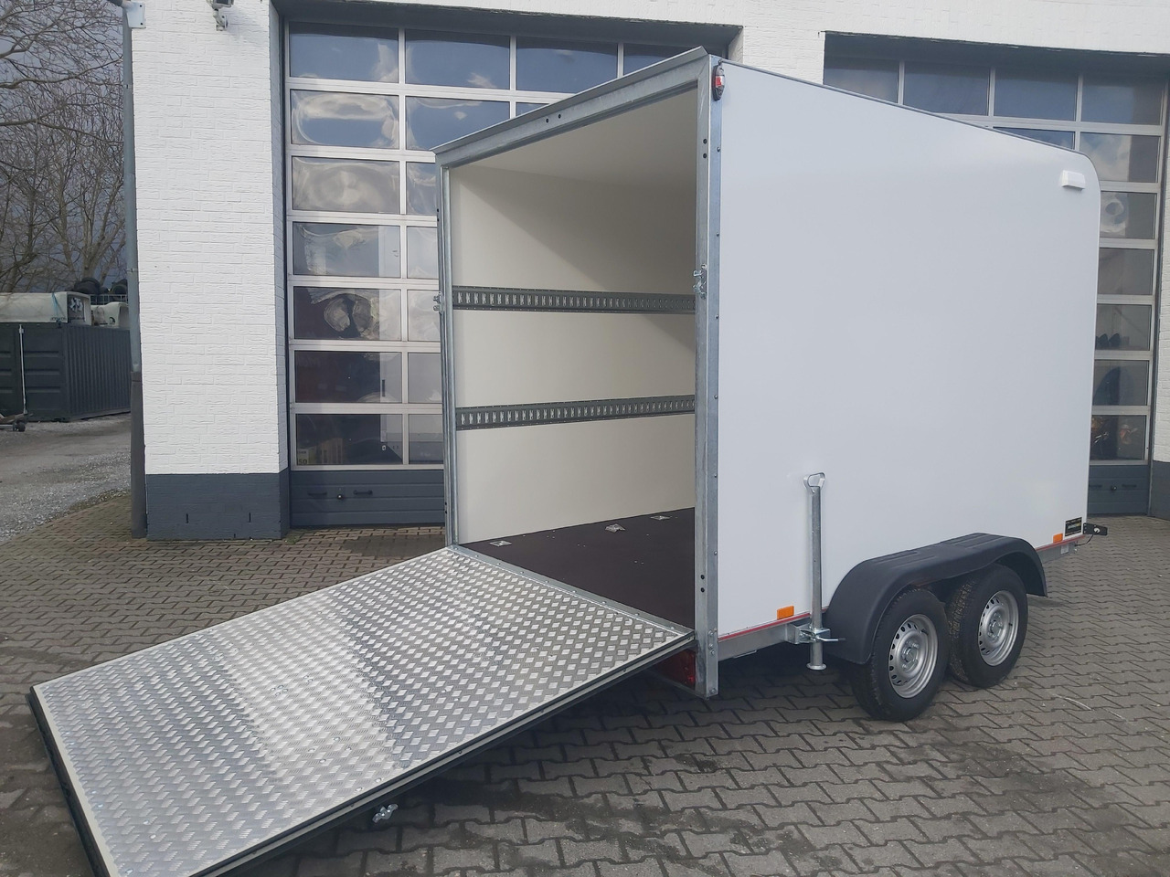 Koffer TFS 300T.01 2700 300x200x210cm aero Heckrampe Zurrsystem 100km/H 2700kg - بصندوق مغلق مقطورة: صور 1 Koffer TFS 300T.01 2700 300x200x210cm aero Heckrampe Zurrsystem 100km/H 2700kg - بصندوق مغلق مقطورة: صور 1