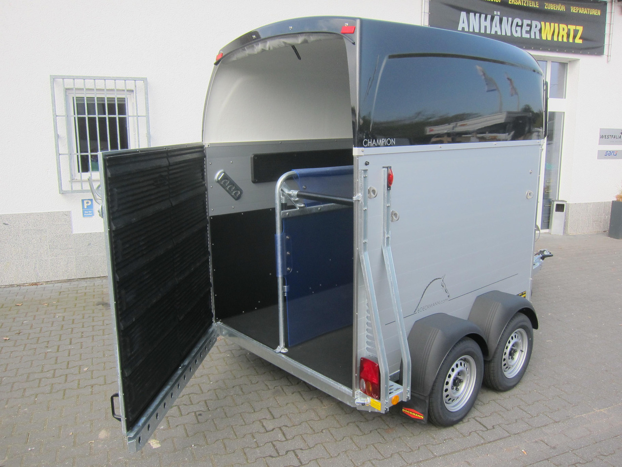 Pferdeanhänger Böckmann Champion C 2400kg Heckflügeltür blackline CFF+ 100 km/H 2400kg Abverkauf - عربة نقل خيل: صور 4 Pferdeanhänger Böckmann Champion C 2400kg Heckflügeltür blackline CFF+ 100 km/H 2400kg Abverkauf - عربة نقل خيل: صور 4