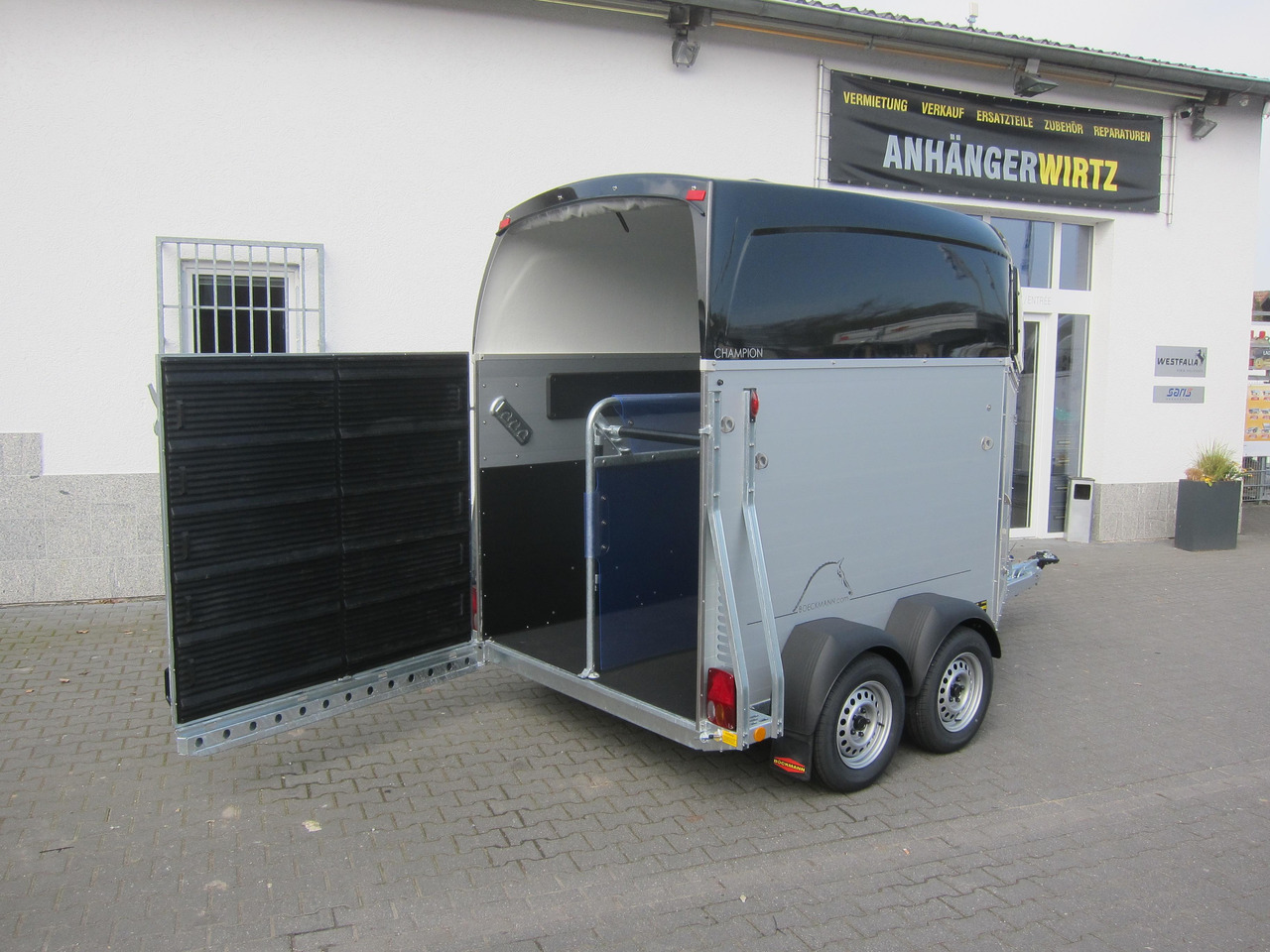 Pferdeanhänger Böckmann Champion C 2400kg Heckflügeltür blackline CFF+ 100 km/H 2400kg Abverkauf - عربة نقل خيل: صور 1 Pferdeanhänger Böckmann Champion C 2400kg Heckflügeltür blackline CFF+ 100 km/H 2400kg Abverkauf - عربة نقل خيل: صور 1