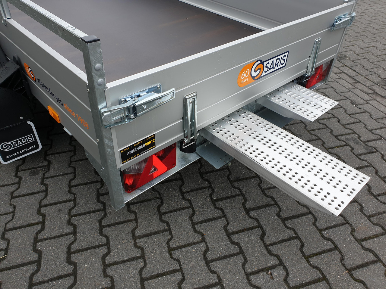 Saris Anhänger FW2000 McAlu Pro MP 305x155x45cm Auffahrrampen (M) 2000kg Winter Aktion - مقطورات مسطحة: صور 3 Saris Anhänger FW2000 McAlu Pro MP 305x155x45cm Auffahrrampen (M) 2000kg Winter Aktion - مقطورات مسطحة: صور 3