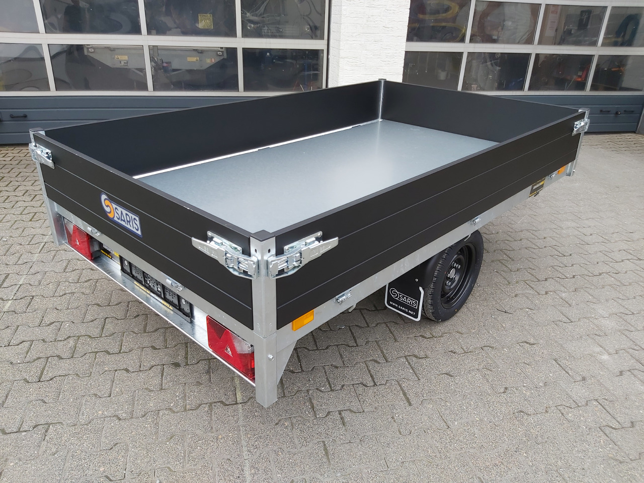 Saris Kipper K1 256 150 1500 1 256x150x30cm black Elektro 13" (S) 1500kg - قلابة مقطورة: صور 4 Saris Kipper K1 256 150 1500 1 256x150x30cm black Elektro 13" (S) 1500kg - قلابة مقطورة: صور 4
