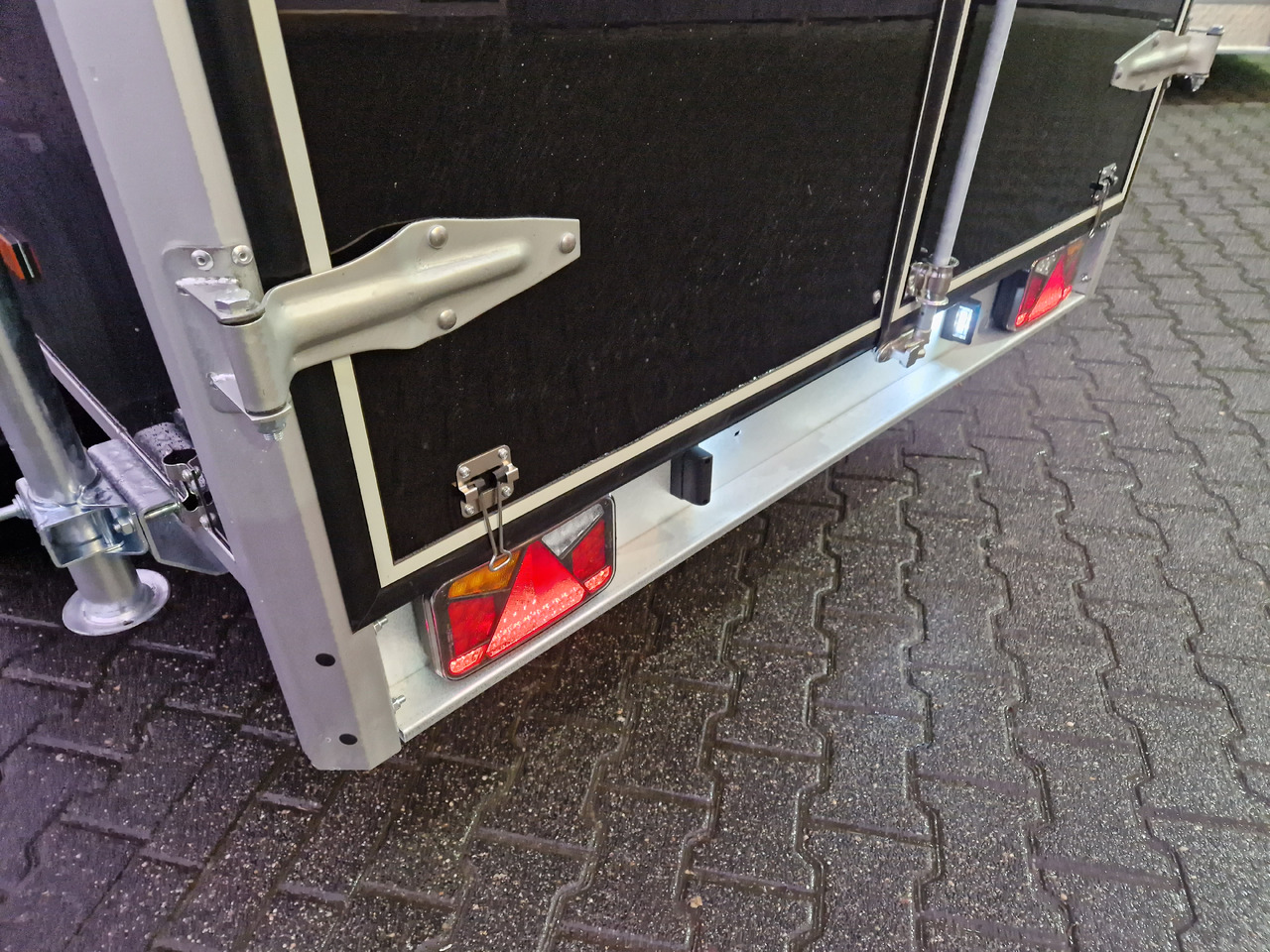 Variant 2005 C3 Edition black 302x168x188cm Alufelgen dark 100km/H 2000kg Modell 2024 - بصندوق مغلق مقطورة: صور 2 Variant 2005 C3 Edition black 302x168x188cm Alufelgen dark 100km/H 2000kg Modell 2024 - بصندوق مغلق مقطورة: صور 2