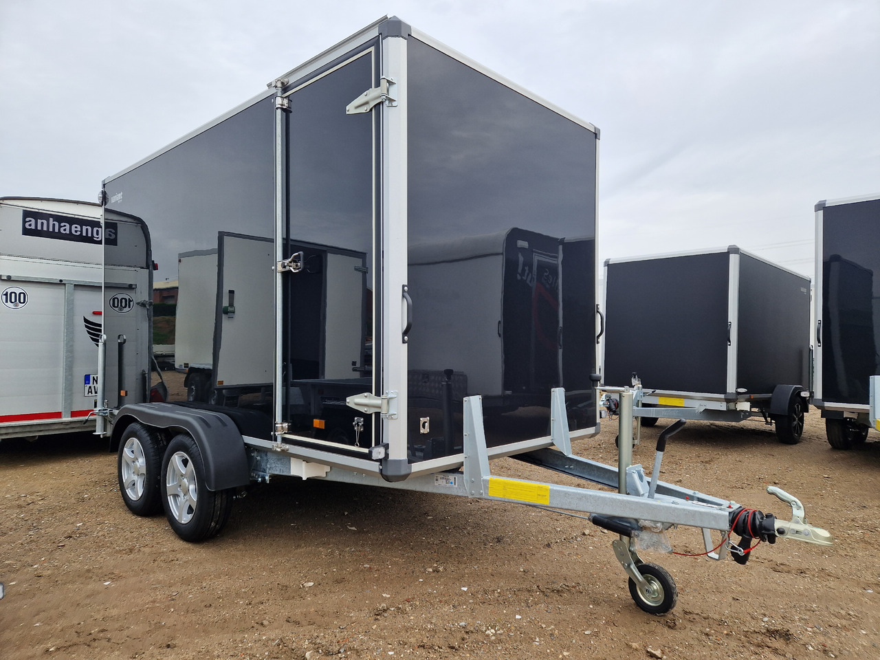 Variant 2517 C4 Edition black 346x168x188cm Seitentür Alufelgen 2500kg 100km/H - بصندوق مغلق مقطورة: صور 1 Variant 2517 C4 Edition black 346x168x188cm Seitentür Alufelgen 2500kg 100km/H - بصندوق مغلق مقطورة: صور 1