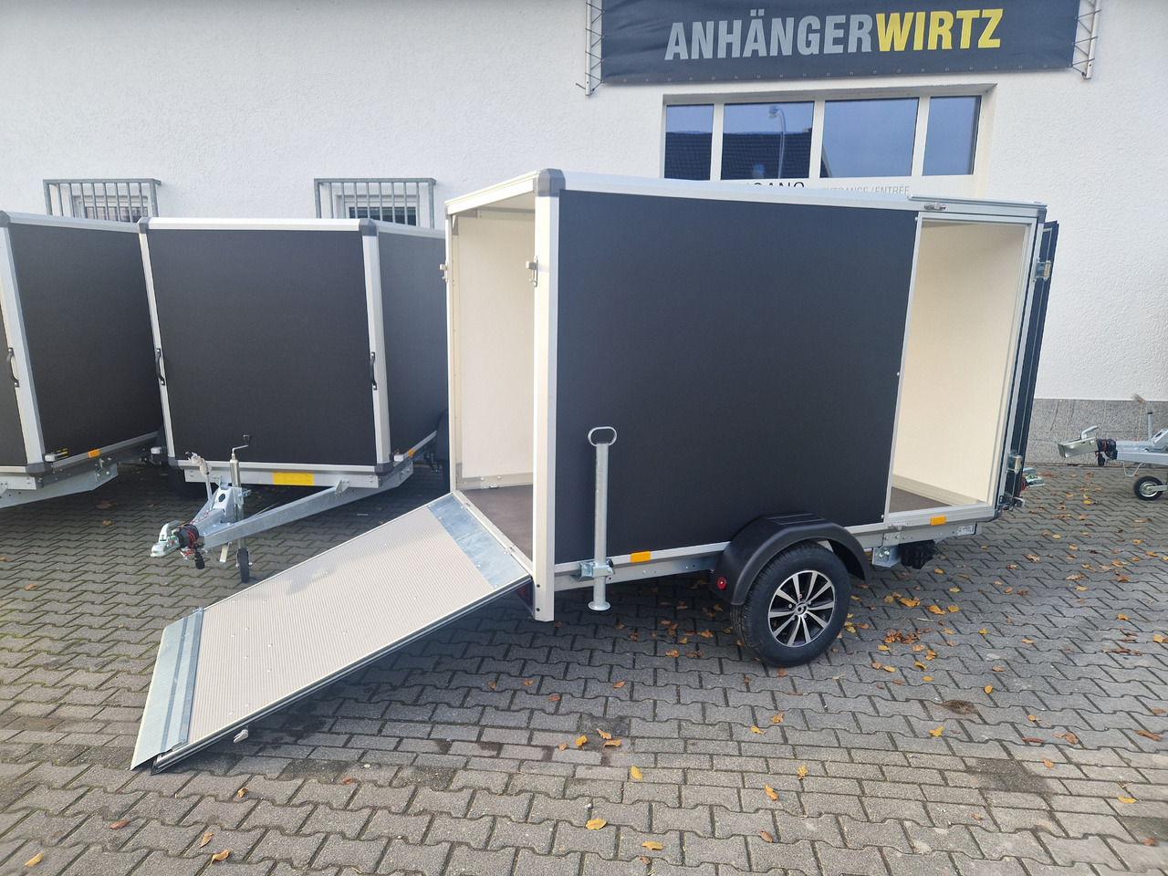 Variant C1315 C2 Edition black 258x148x157cm Aluf. Heckrampe Seitentür 1350kg 100 km/H black deal - مقطورة دراجة نارية: صور 2 Variant C1315 C2 Edition black 258x148x157cm Aluf. Heckrampe Seitentür 1350kg 100 km/H black deal - مقطورة دراجة نارية: صور 2