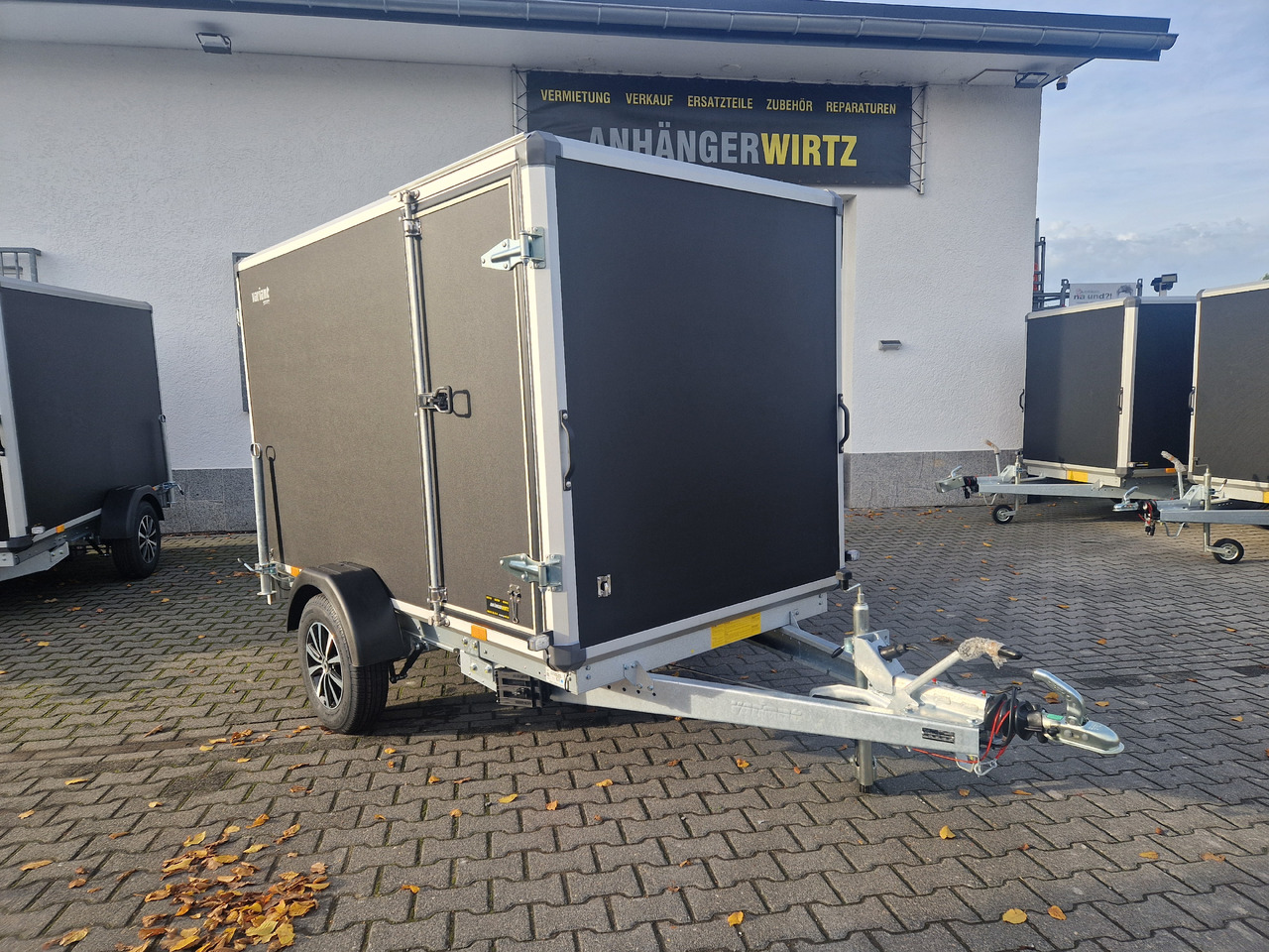 Variant C1315 C2 Edition black 258x148x157cm Alufelgen Seitentür 1350kg 100km/H black deal - بصندوق مغلق مقطورة: صور 2 Variant C1315 C2 Edition black 258x148x157cm Alufelgen Seitentür 1350kg 100km/H black deal - بصندوق مغلق مقطورة: صور 2