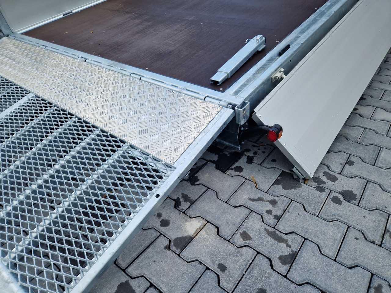 Variant Maschinentransporter 3562 UX Maxi Load 620x210x30cm LED Felgen black 3500kg 2025 - مقطورة لنقل المعدات: صور 4 Variant Maschinentransporter 3562 UX Maxi Load 620x210x30cm LED Felgen black 3500kg 2025 - مقطورة لنقل المعدات: صور 4