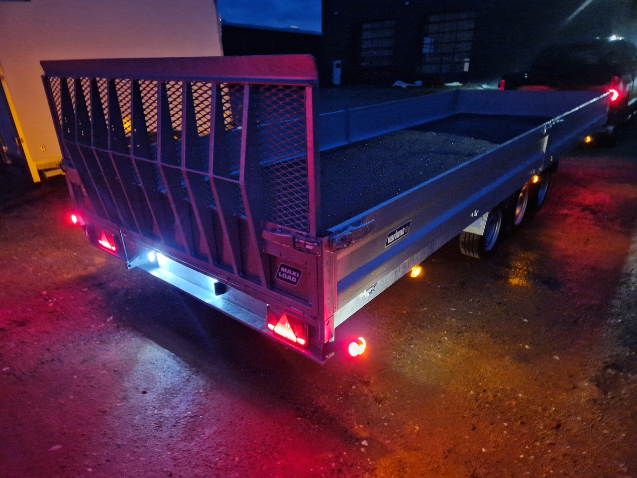 Variant Maschinentransporter 3563 UX Maxi Load 620x210x30cm LED Tridem Parabelfeder 3500kg Modell 24 - مقطورة لنقل المعدات: صور 3 Variant Maschinentransporter 3563 UX Maxi Load 620x210x30cm LED Tridem Parabelfeder 3500kg Modell 24 - مقطورة لنقل المعدات: صور 3