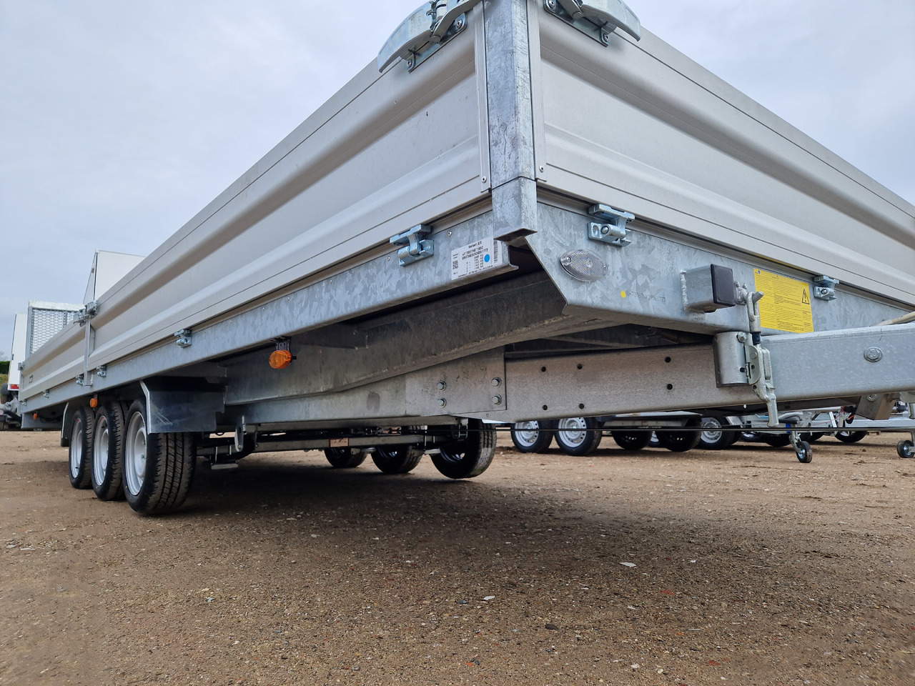 Variant Maschinentransporter 3563 UX Maxi Load 620x210x30cm LED Tridem Parabelfeder 3500kg Modell 24 - مقطورة لنقل المعدات: صور 4 Variant Maschinentransporter 3563 UX Maxi Load 620x210x30cm LED Tridem Parabelfeder 3500kg Modell 24 - مقطورة لنقل المعدات: صور 4