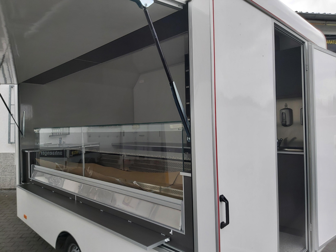 Verkaufsanhänger VK P 360 220 aero 360cm 300cm Kühltheke Ausstattung Verkaufklappe Profi (L) 1300kg - عربة الطعام: صور 2 Verkaufsanhänger VK P 360 220 aero 360cm 300cm Kühltheke Ausstattung Verkaufklappe Profi (L) 1300kg - عربة الطعام: صور 2