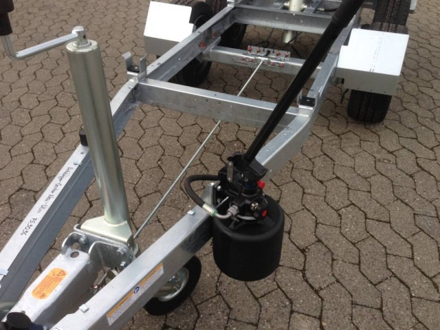 Humbaur HUK 273117 Heckkipper 2,7 t. 3140 x 1750 x 300 mm, E-Pumpe - قلابة مقطورة: صور 4 Humbaur HUK 273117 Heckkipper 2,7 t. 3140 x 1750 x 300 mm, E-Pumpe - قلابة مقطورة: صور 4