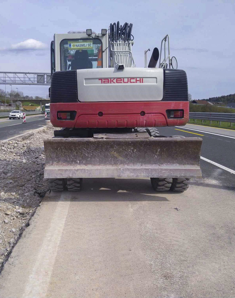 Takeuchi TB1160W - حفارة على عجلات: صور 5 Takeuchi TB1160W - حفارة على عجلات: صور 5