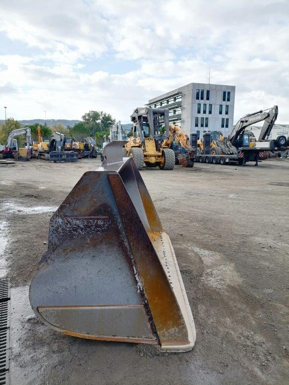VOLVO loader bucket 2800 mm - بكت شيول - اللودر بعجل: صور 3 VOLVO loader bucket 2800 mm - بكت شيول - اللودر بعجل: صور 3