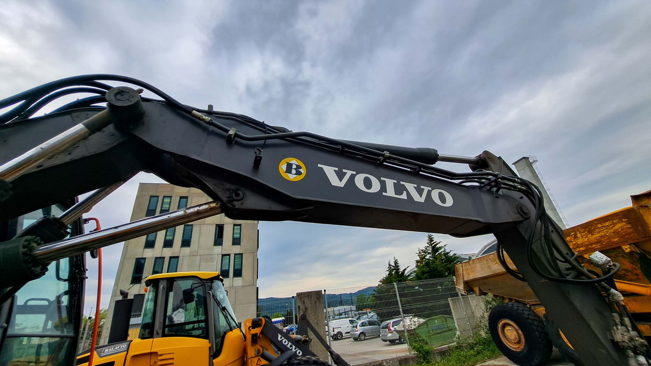 Volvo boom arm 14693314   Volvo EWR150E - ذراع الرافعة - حفارة: صور 1 Volvo boom arm 14693314   Volvo EWR150E - ذراع الرافعة - حفارة: صور 1