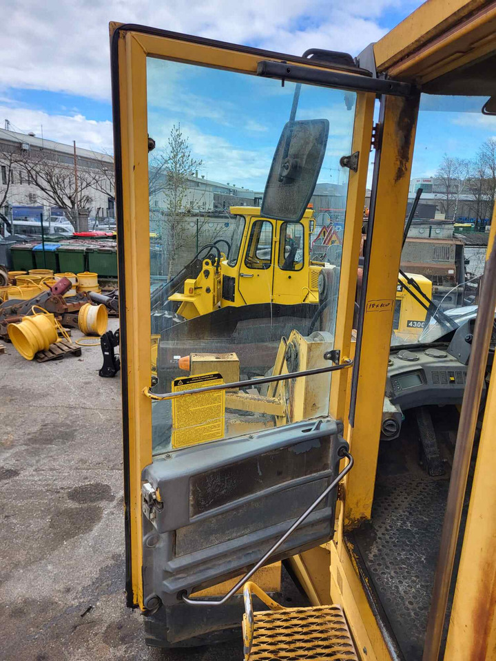 Volvo door - باب و قطع الغيار - لودر: صور 2 Volvo door - باب و قطع الغيار - لودر: صور 2