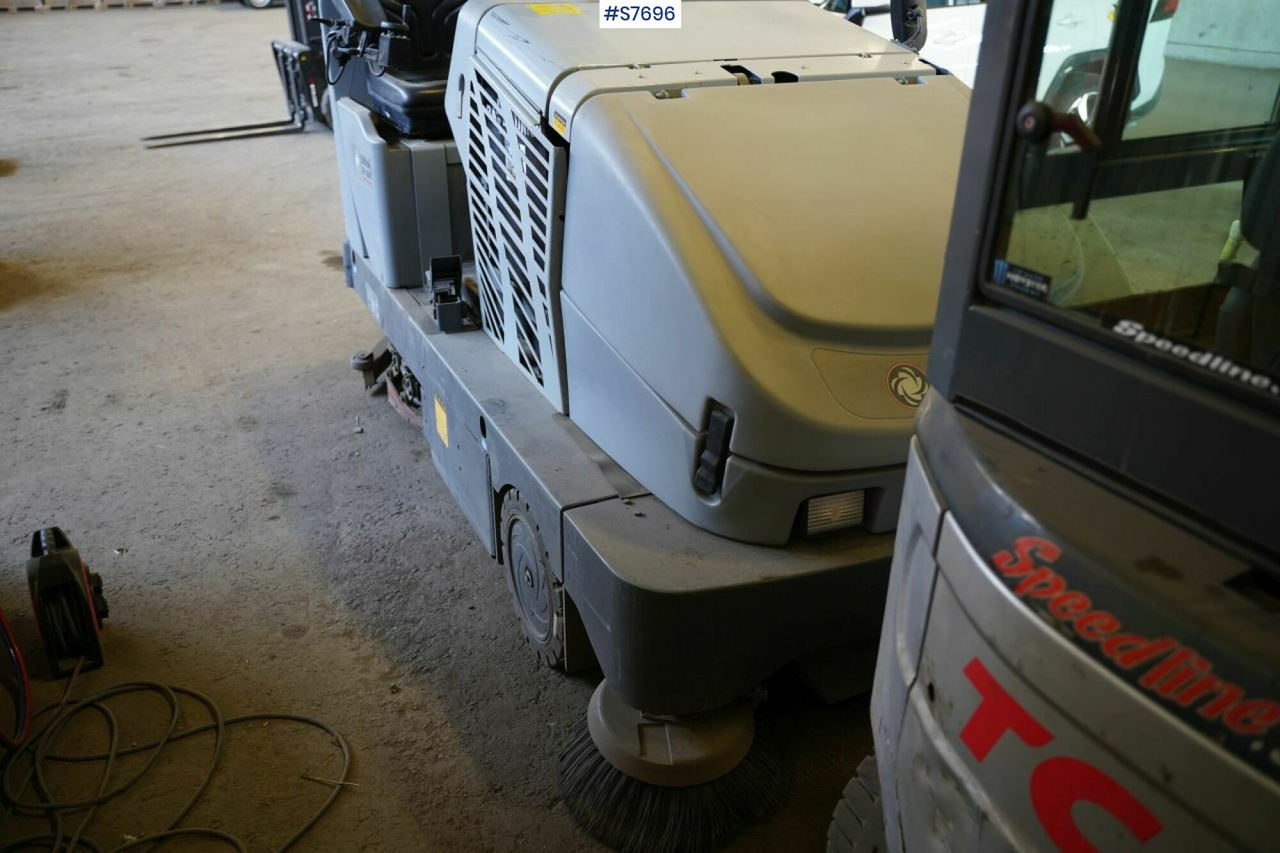 Cleaning machine Nilfisk CR1200 rep.object - سياره كنس شوارع: صور 4 Cleaning machine Nilfisk CR1200 rep.object - سياره كنس شوارع: صور 4