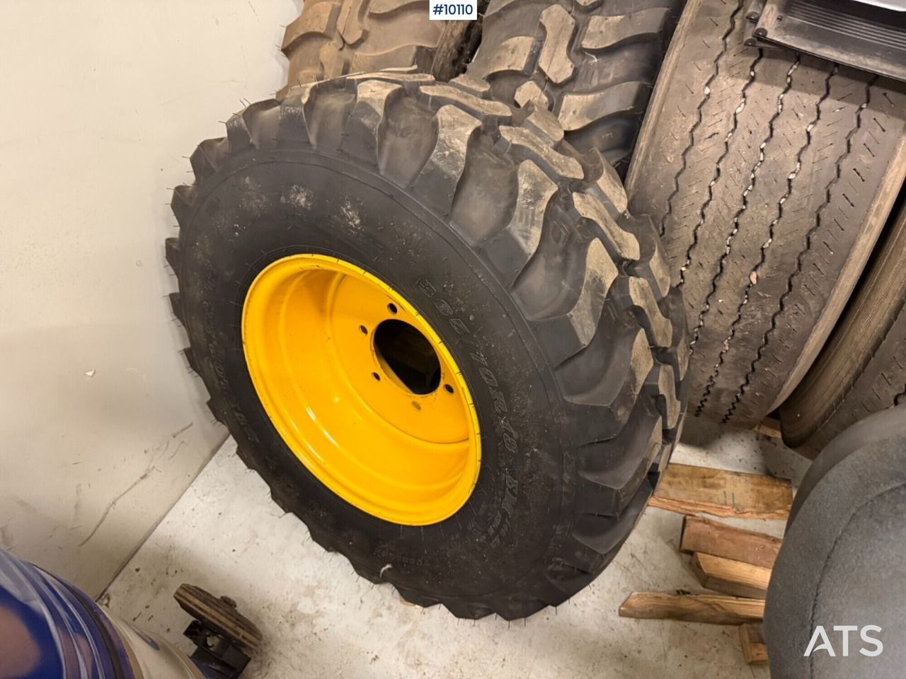 Construction tires with rims Dunlop SP T9 365/70R18 - عجلات - آلات البناء: صور 1 Construction tires with rims Dunlop SP T9 365/70R18 - عجلات - آلات البناء: صور 1