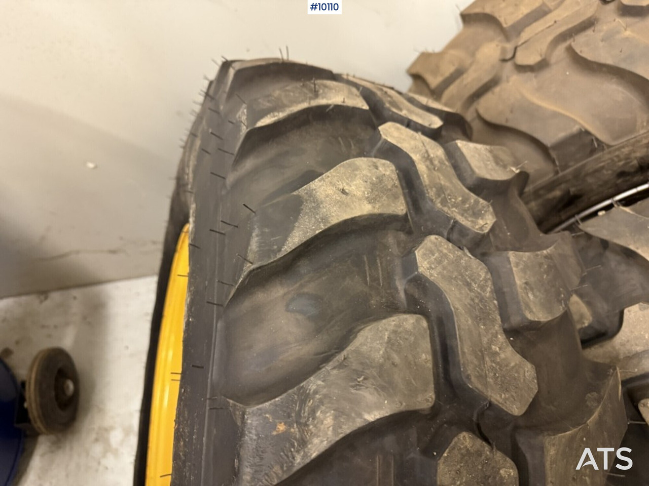 Construction tires with rims Dunlop SP T9 365/70R18 - عجلات - آلات البناء: صور 5 Construction tires with rims Dunlop SP T9 365/70R18 - عجلات - آلات البناء: صور 5