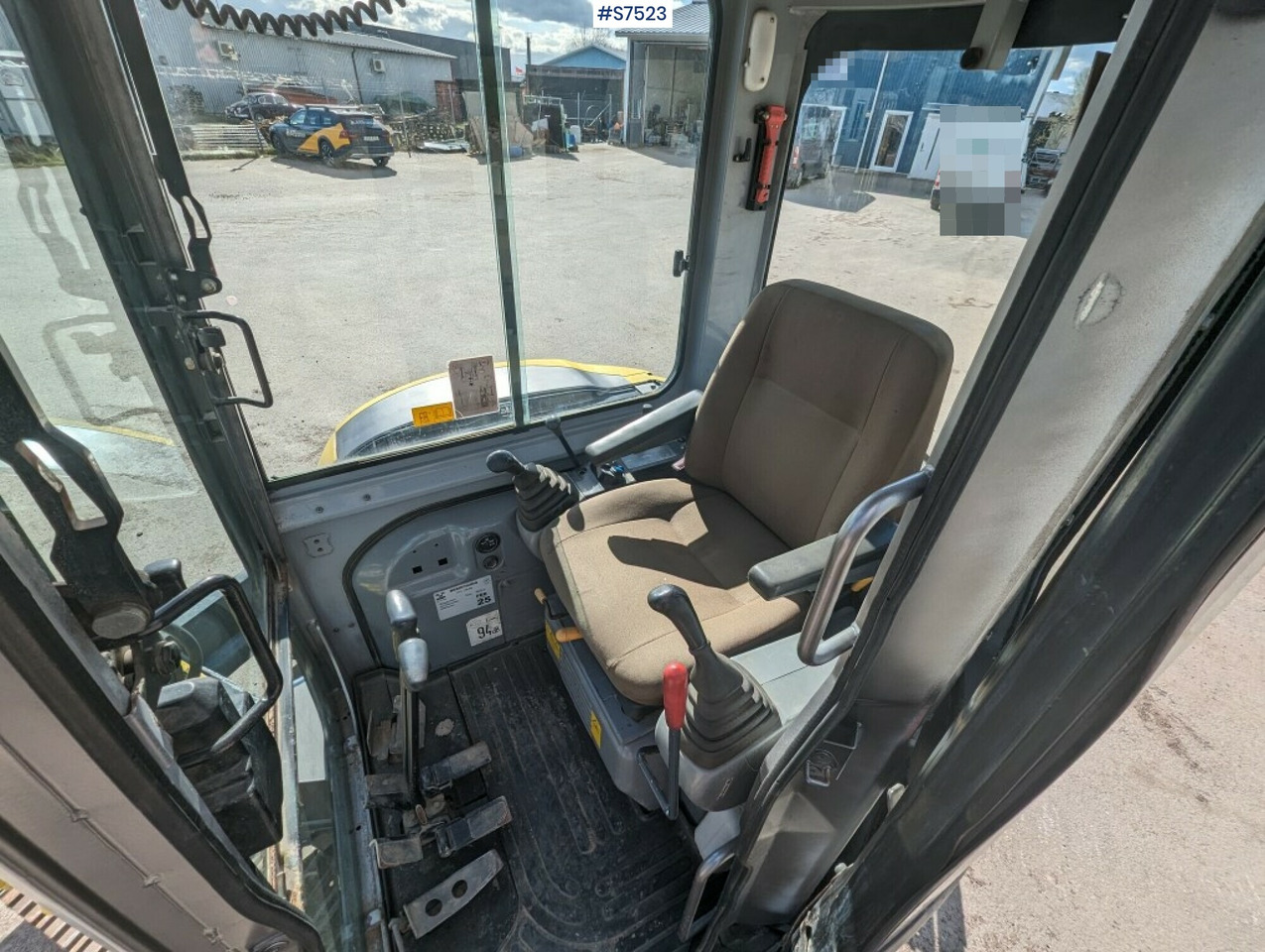 Excavator New Holland E502C with tilt bracket and bucket SEE VIDEO - حفارة مصغرة: صور 5 Excavator New Holland E502C with tilt bracket and bucket SEE VIDEO - حفارة مصغرة: صور 5