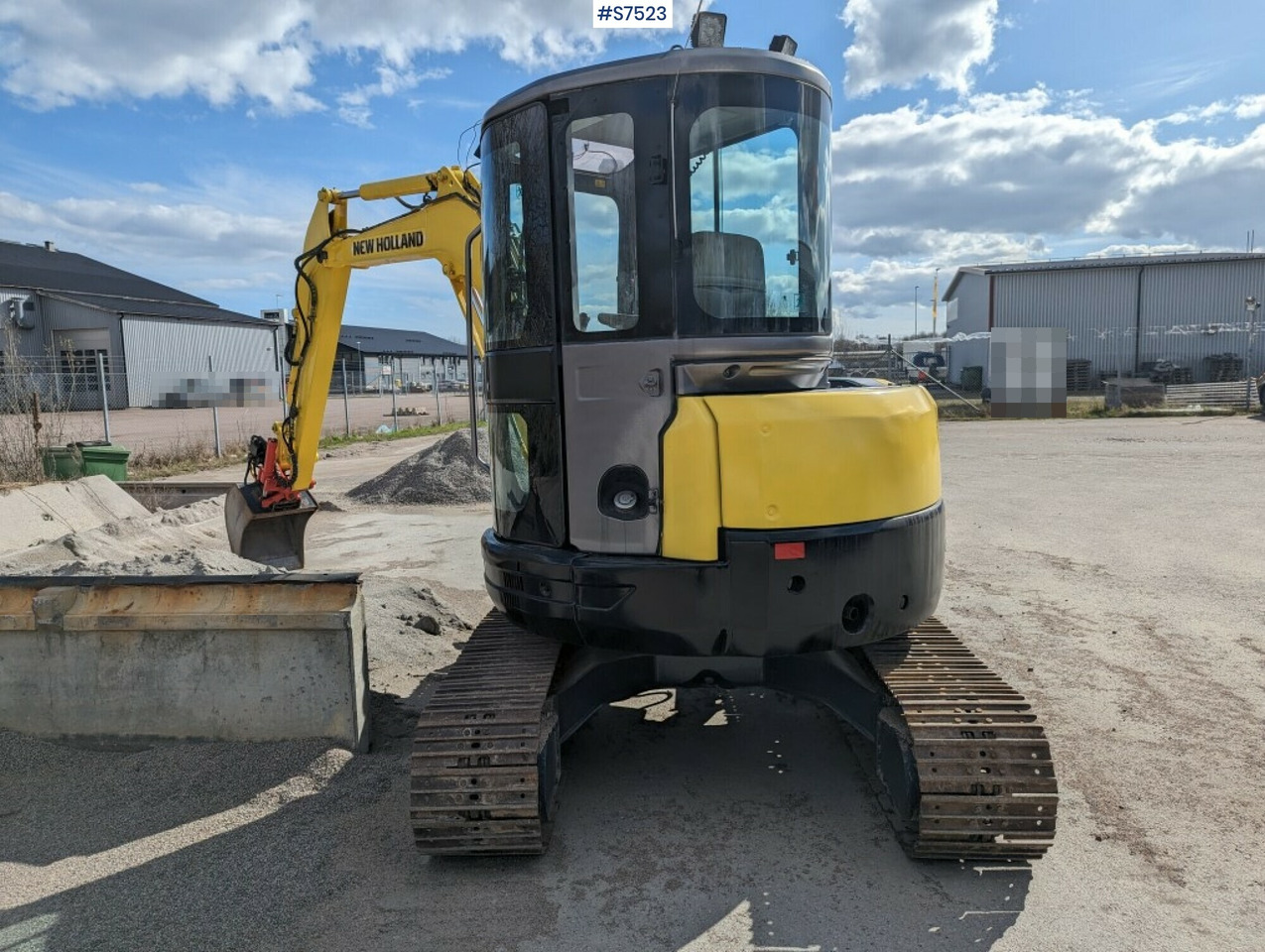 Excavator New Holland E502C with tilt bracket and bucket SEE VIDEO - حفارة مصغرة: صور 4 Excavator New Holland E502C with tilt bracket and bucket SEE VIDEO - حفارة مصغرة: صور 4
