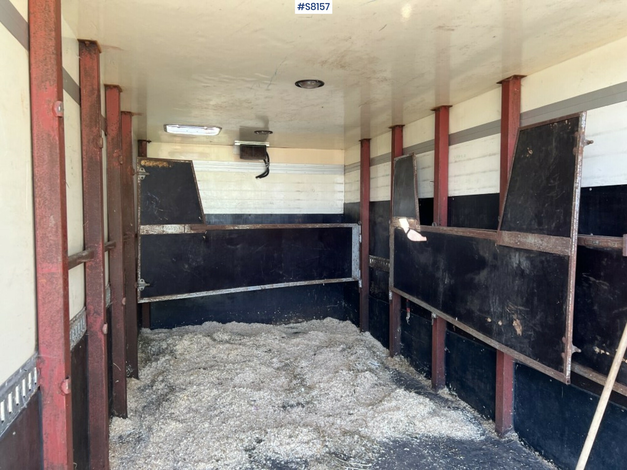 Rebuild boxtruck Volvo FL 608 to a horsetruck - SEE VIDEO - شاحنة نقل خيل: صور 5 Rebuild boxtruck Volvo FL 608 to a horsetruck - SEE VIDEO - شاحنة نقل خيل: صور 5
