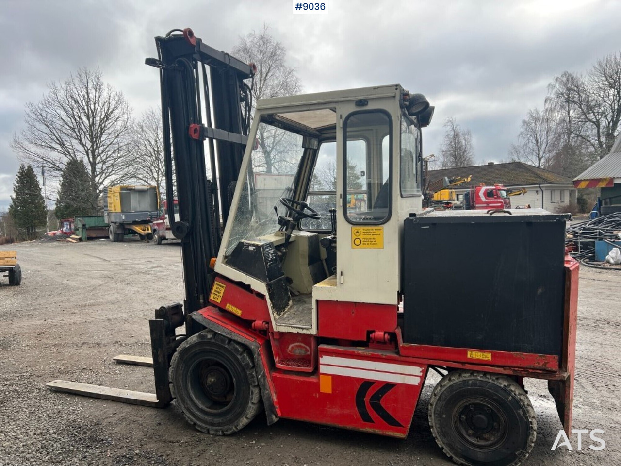 Truck Kalmar EB 4-500 with battery charger and extra tire - رافعة شوكية: صور 4 Truck Kalmar EB 4-500 with battery charger and extra tire - رافعة شوكية: صور 4