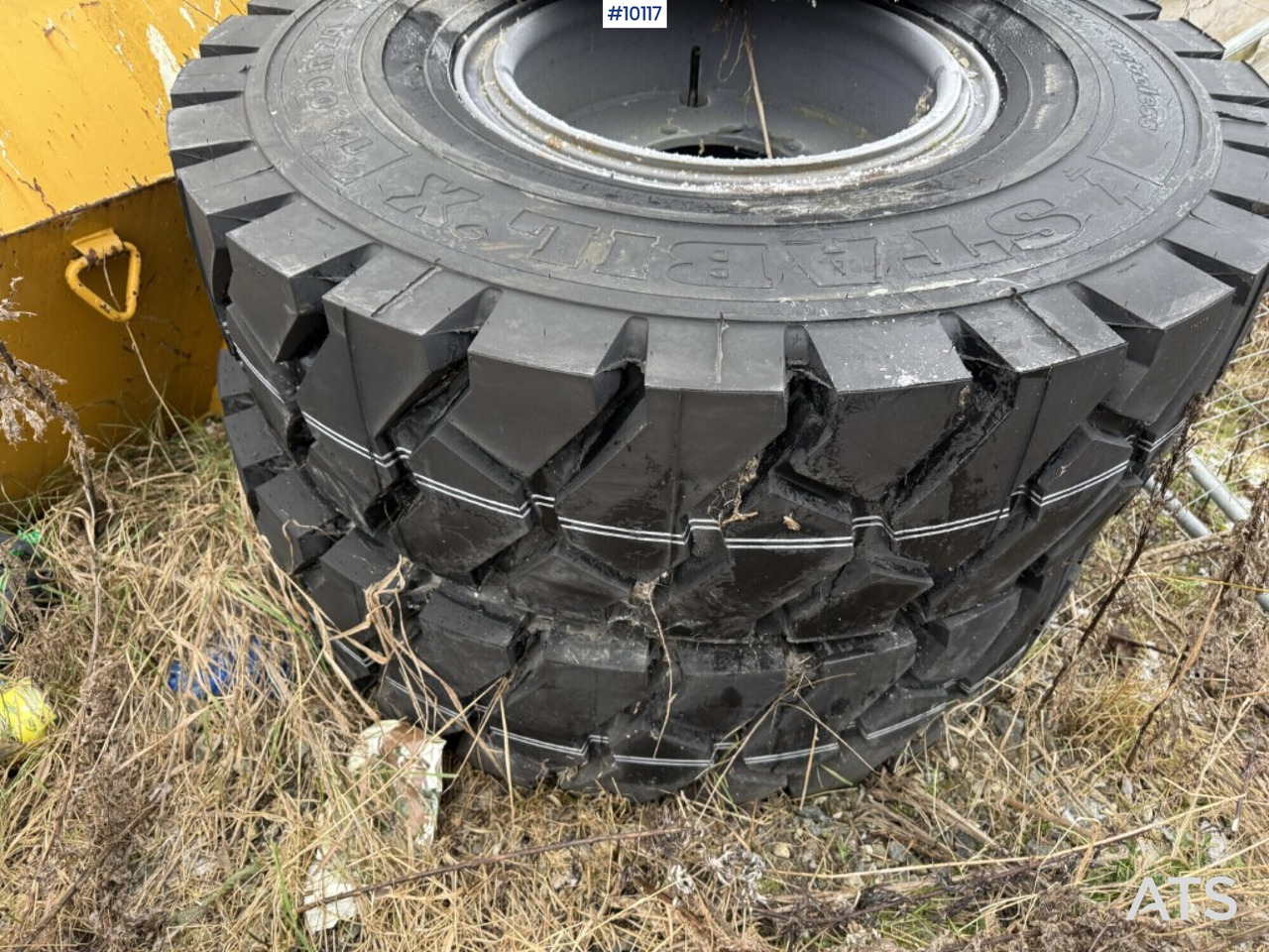 Various Construction tires with rims for lift - عجلات - آلات البناء: صور 2 Various Construction tires with rims for lift - عجلات - آلات البناء: صور 2